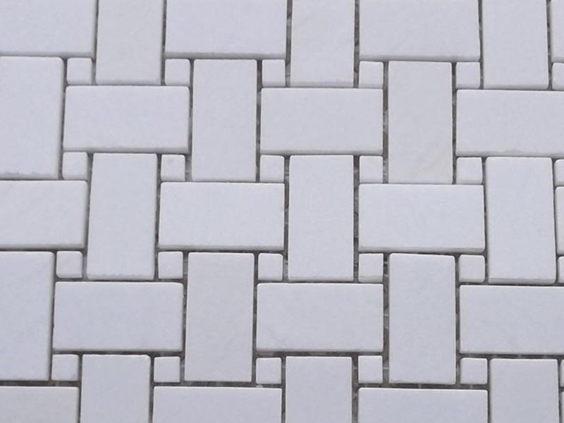 Чисто біла мармурова мозаїчна плитка basketweave мозаїчна кам'яна застібка