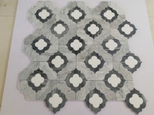 Vesijoaga lõigatud halli ja valge lillega marmormosaiik seina-/põrandaplaatide jaoks