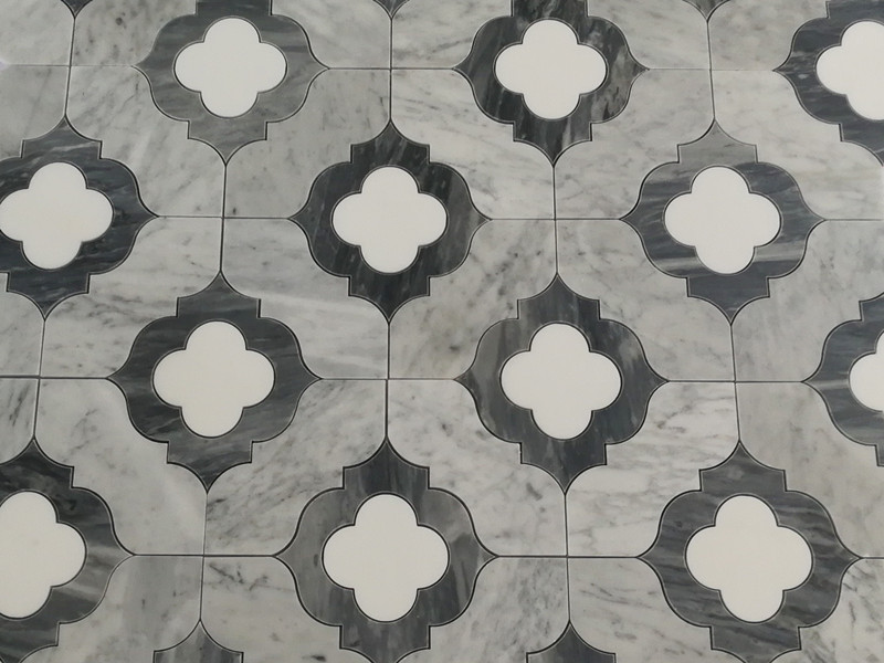 Vandens srove pjaustyta pilka ir balta gėlių marmuro mozaika, skirta sienų / grindų plytelėms