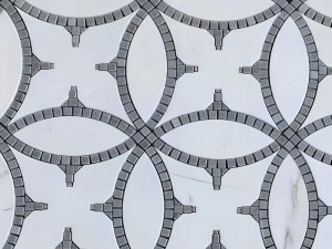 Waterjet Бела мермерна текстура Темно сива мозаик за декорација од мермерни тули