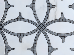 Waterjet balto marmuro tekstūros tamsiai pilkos marmurinės plytos dekoravimo mozaika
