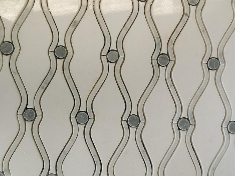 Mosaico de pared de mármol arabesco ondulado blanco con chorro de agua hasta