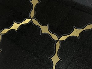 የጅምላ የጥቁር ድንጋይ ሞዛይክ ንጣፍ Waterjet Brass Inlay Tile Backsplash