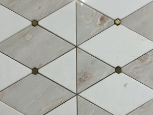 Azulejo de mosaico de mármore de diamante por atacado com embutimento de pontos de latão para parede