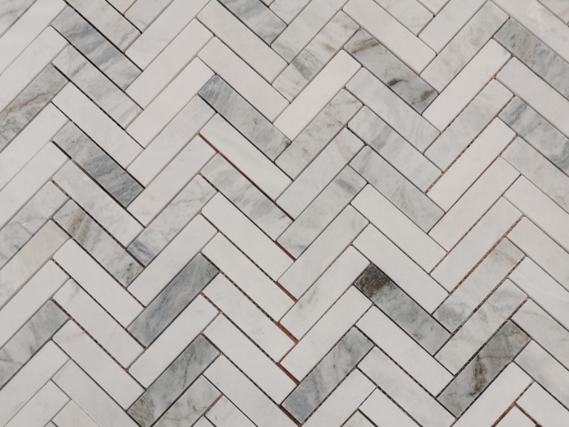 Partihandel vit marmor mosaik fiskbenssten golvplattor för vägg