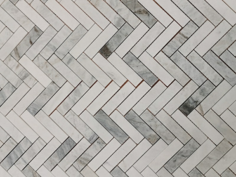Vendita all'ingrosso di piastrelle per pavimenti in pietra a spina di pesce in mosaico di marmo bianco (7)
