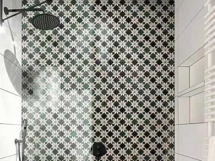kvetinová mozaika backsplash na sprchovú stenu v kúpeľni