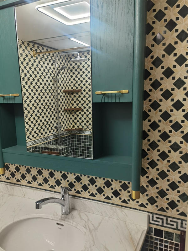 zelená a béžová mozaiková mramorová dlažba do kúpeľne