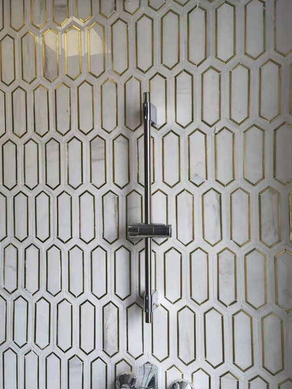 Мраморный мозаичный штакетник Харлоу с металлической инкрустацией для душевой плитки
