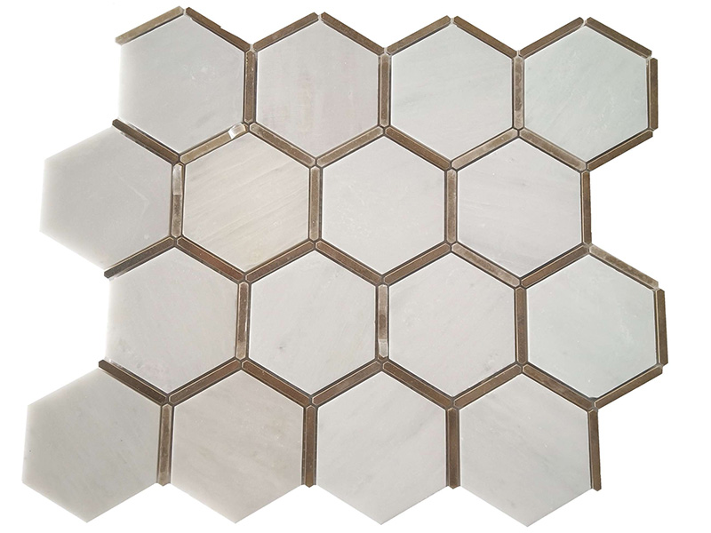 Мраморна и месингана хексагонална плоча са мозаиком у облику саћа за зид