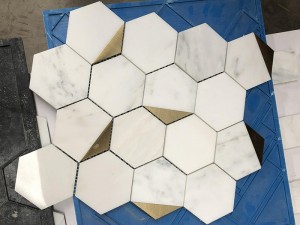 Ihe ịchọ mma Hexagon Marble Tile na Metal Inlays Stone Mosaic Tile