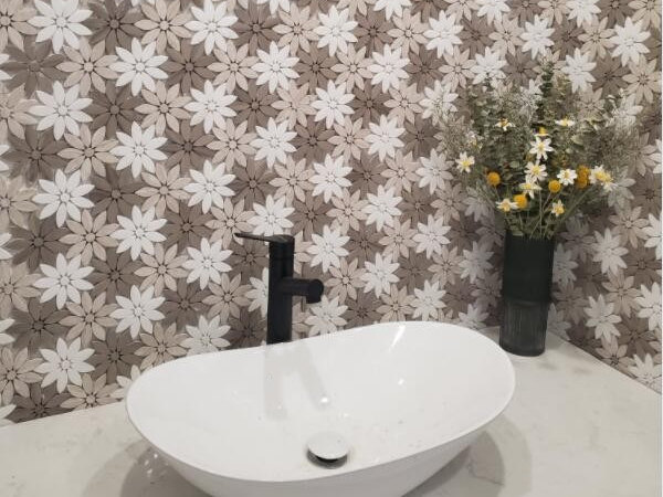 vodným lúčom slnečnicová mramorová mozaika na stenu v kúpeľni