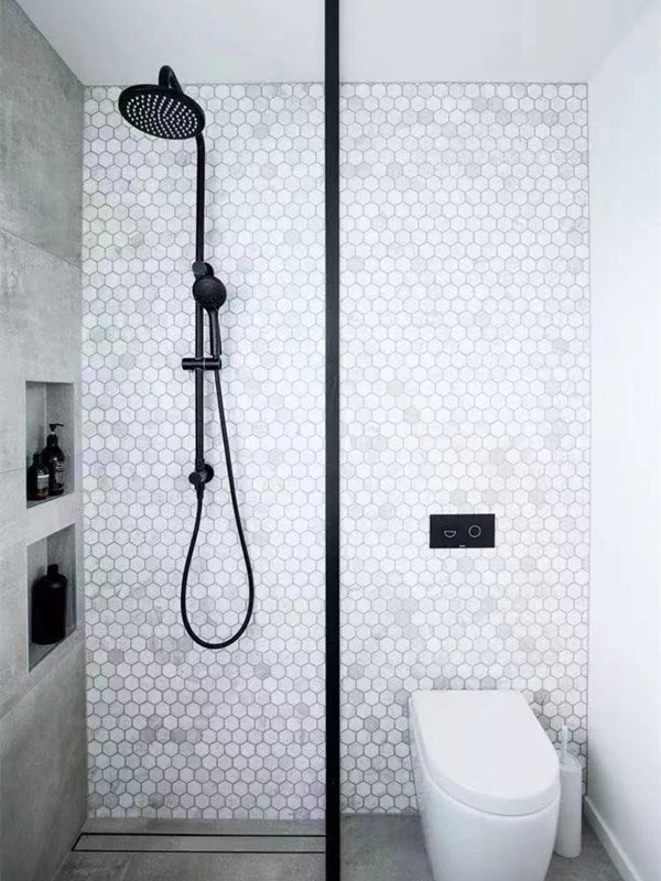 biela šesťhranná mozaiková dlažba do kúpeľne