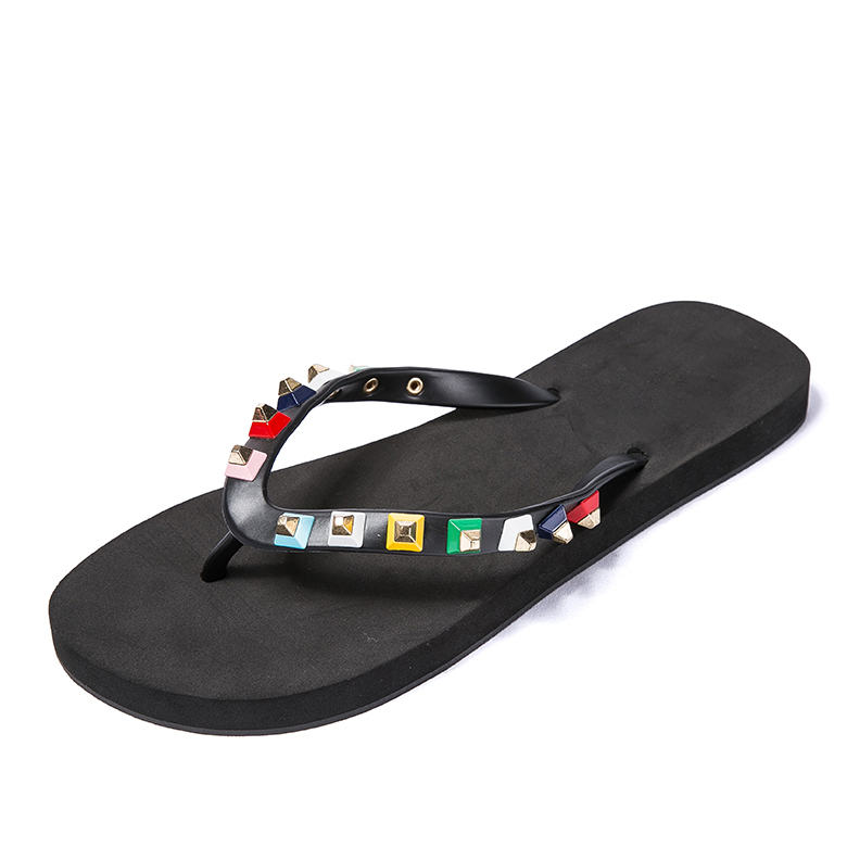 Chanclas de suela de escuma eva negra de deseño con remaches de cores, zapatillas con correa de pvc