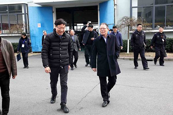 Водачот на Хангтоу Таун дојде во Вејер Електрик за да изврши безбедносна проверка пред Пролетниот фестивал