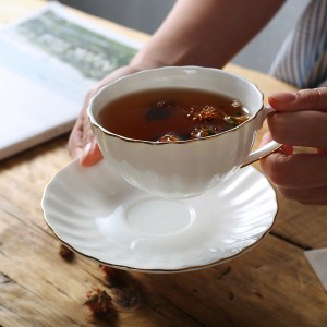 Taza de café de cerámica con borde dorado de lujo, juego de platillos, taza de té de la leche, taza de café de pétalos con asa, taza de té británica, regalos creativos