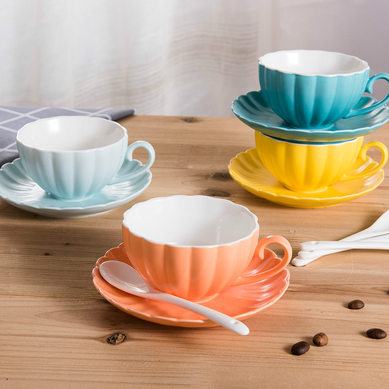 Керамичка шоља за кафу у европском стилу Мала луксузна, елегантна кућа Врхунска британска шоља за поподневни чај, једна шоља са тањирићем Истакнута слика