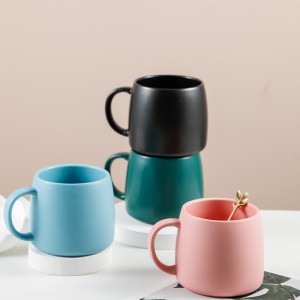 Чашка для кави з простою кольоровою глазур’ю. Кружка для води в скандинавському стилі. Керамічна чашка для молока для сніданку. Кружка з ручкою.