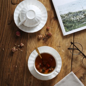 Britanika tolakandro kaopy kafe napetraka trano fanomezana mariazy Boky torolalana hosodoko Golden Western Restaurant Bone-China Cup Set Gift