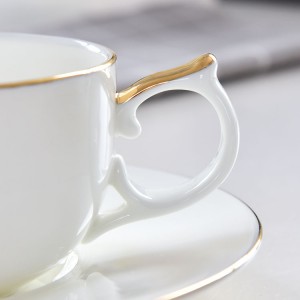 Минималистик Европа керамик кофе кубогы һәм тәлинкә сөяге Кытай кофе кубогы кулдан эшләнгән алтын савыт керамик кофе кубогы җыелмасы.