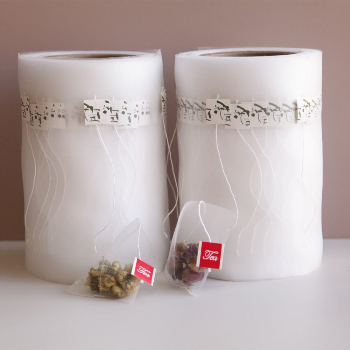 Rollos de bolsitas de té de fibra de maíz con etiquetas