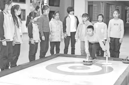 The first curling lesson is now in Rongcheng Primary and Middle School