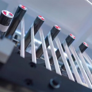 Целосна автоматска Целосна серво машина за правење хигиенски салфетки Линија за производство на салфетки