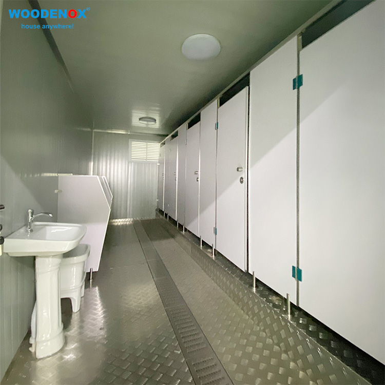 Prefabricerat containerhus som integrerar toalett och badrum