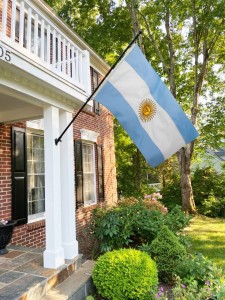 Argentīnas karoga izšuvumi, kas iespiesti Pole automašīnu laivu dārzā