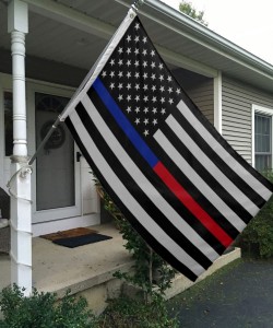 Bandeira da polícia e do corpo de bombeiros dos EUA para jardim de barcos com carros de vara