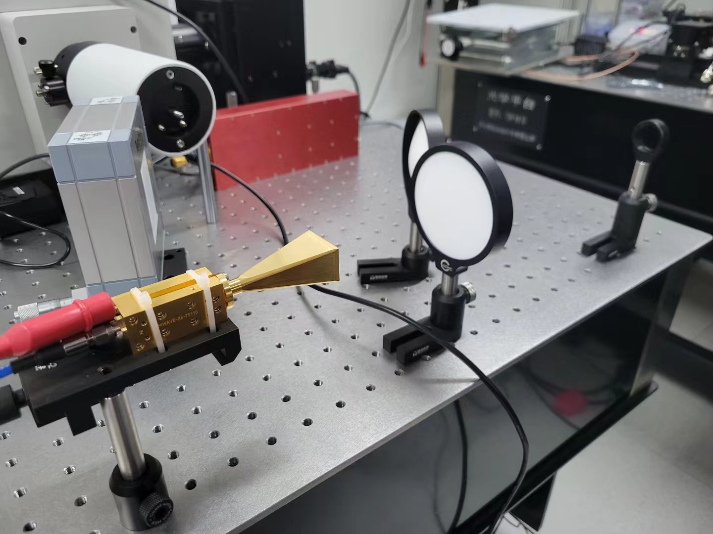 Avancerede millimeterbølge- og terahertz-komponenter til højfrekvent præcision