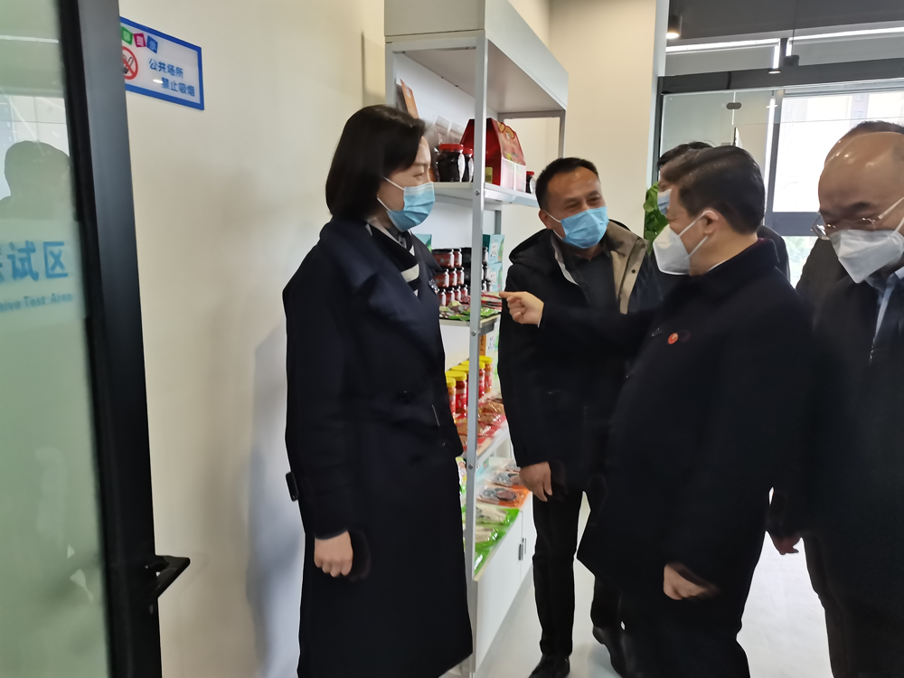 Liu Zhiren è a so delegazione si sò andati in a Zona di Bonded Comprehensive di Xiangtan per investigazione è anu visitatu Xiang Yu Guo Food