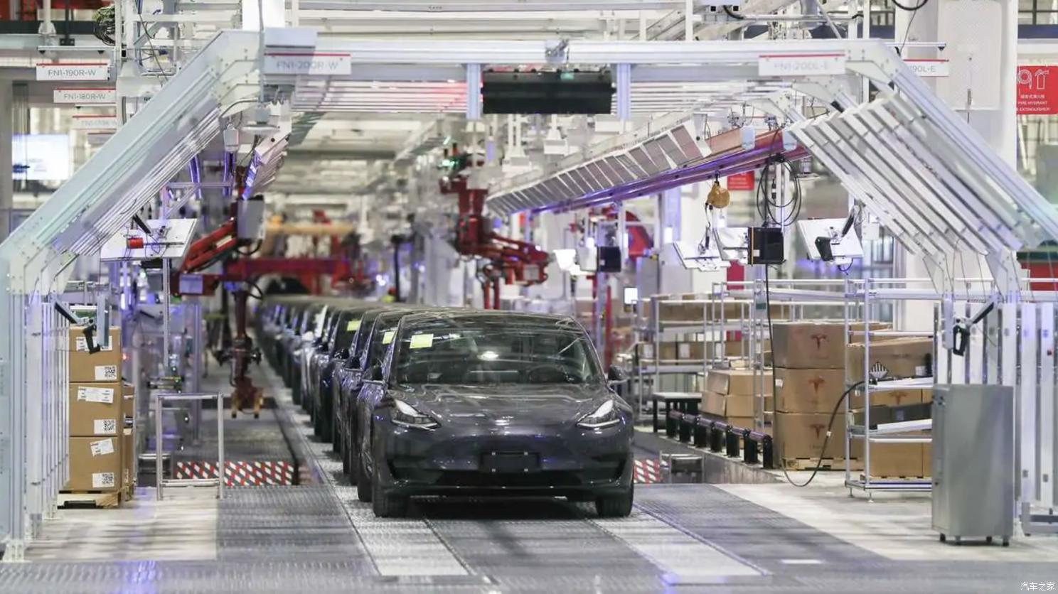 Kanada registaro interparolas kun Tesla pri nova fabriko