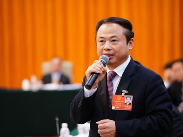 Zhang Tianren, deputatu à u Cungressu Populare Naziunale: L'industria di i veiculi elettrici à bassa velocità à quattru roti duveria sviluppà sanu sottu à u sole