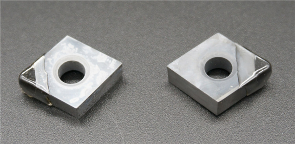 Double-sided round insert suited to low depth of cut in face milling and profile milling