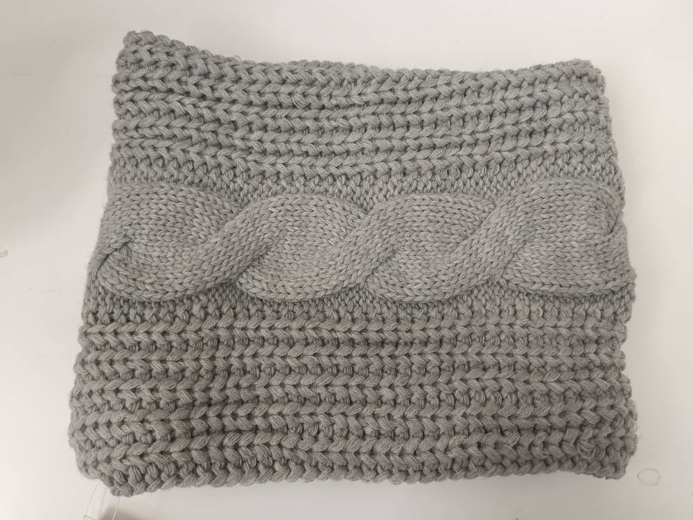 Jacquard knit neck na may embossed gray skew