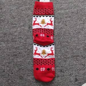Zimske pletene žakardne višebojne srebrne kompresijske čarape u božićnom stilu.