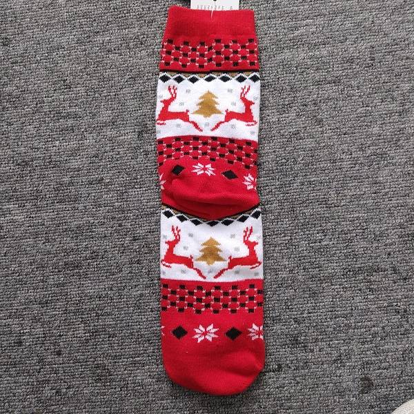 Çorape me ngjeshje të stilit të Krishtlindjeve në stilin e Krishtlindjeve të punuar me shtiza dimërore me shumë ngjyra argjendi.