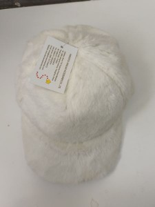 Czapka z daszkiem z białego sztucznego futra