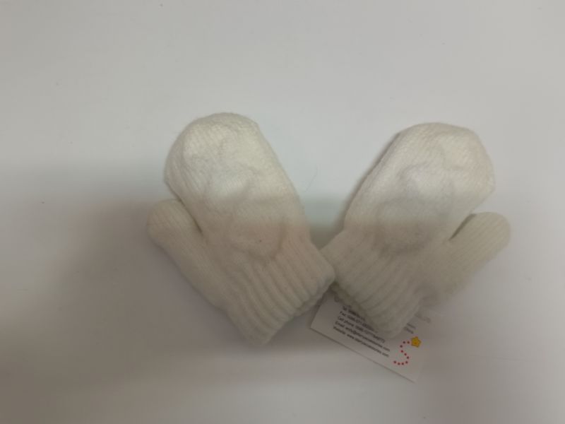 Vita babystickade handskar