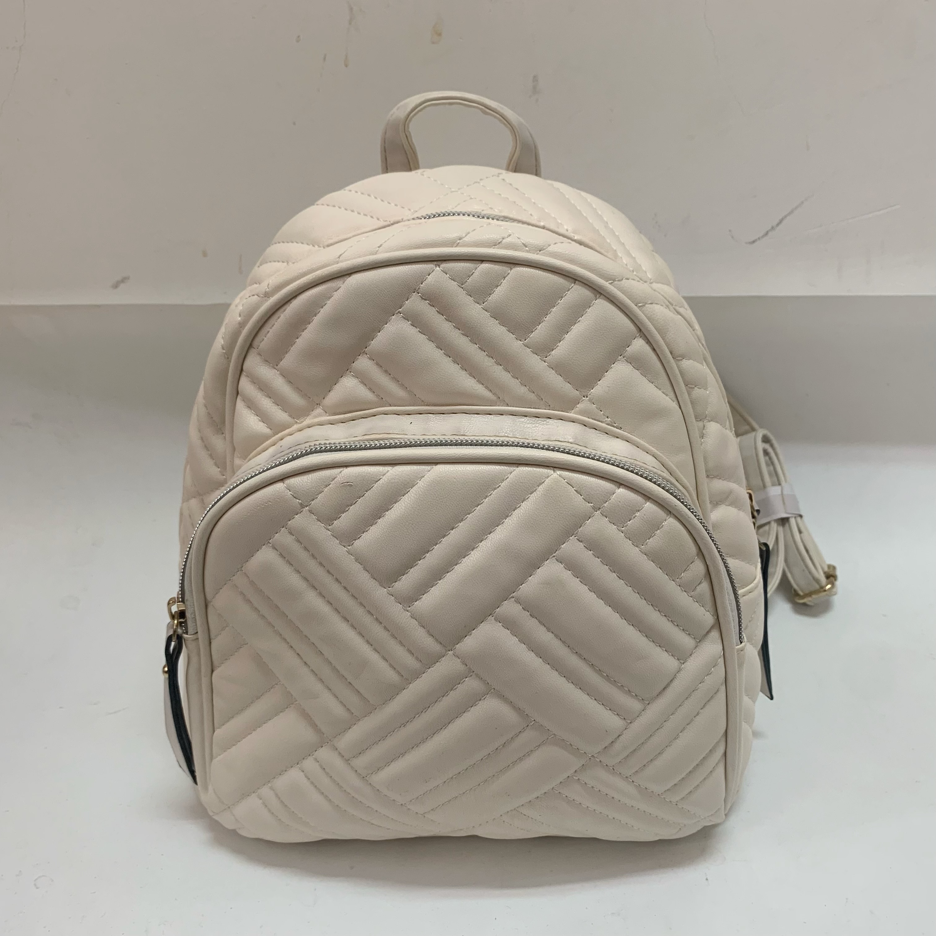 Një çantë shpine elegante, portative për vajza, e bardhë kremoze