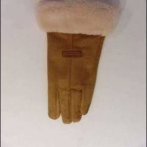 Zimowe, plecione, brązowe rękawiczki z poliestru.