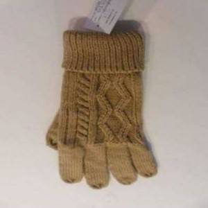 Zimné pletené kabelové rukavice s manžetou v žltej farbe.