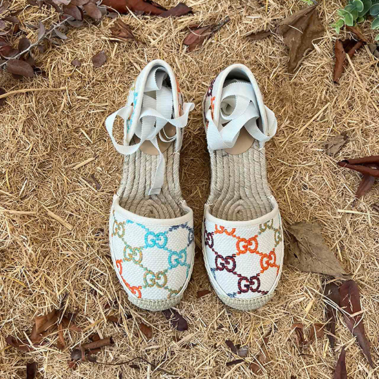 2022 22SS Early Spring Gucci klinové sandále na rybárskej platforme zo slamenej tkaniny