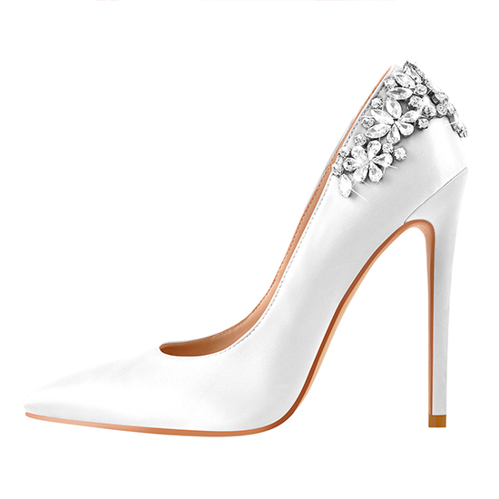 Individualūs balti vakarėlių batai arba vestuviniai batai su smailiomis krištolinio akmens stileto siurbliais