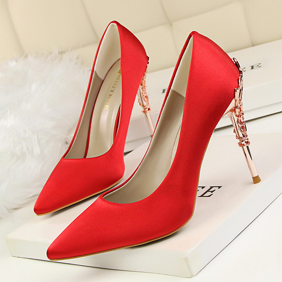 Korean version of fashion sexy red metal heel women’s heel high heel pointed toe satin wedding shoes