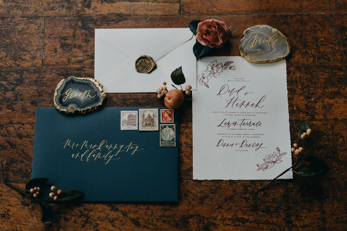 Odrobina elegancji: uwydatnianie zaproszeń ślubnych za pomocą foliowych naklejek