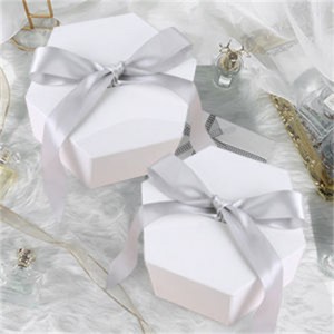 백색 마분지 육각형 모양 꽃 Ribb1를 가진 포장 선물 발표 상자