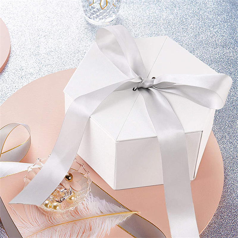 Коробка представления подарка белого цветка формы шестиугольника картона упаковывая с лентой