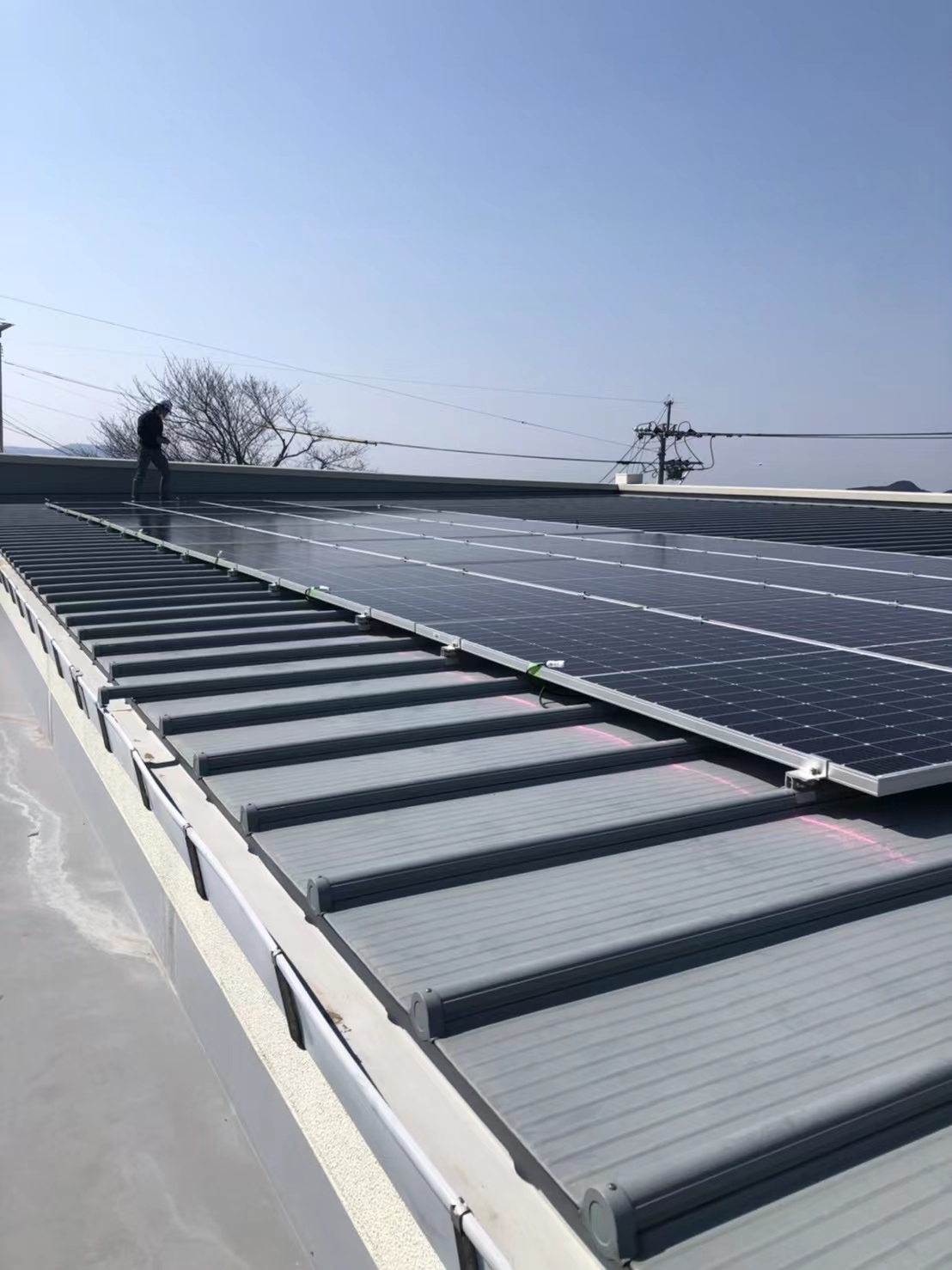 PROFENCE NEW ENERGY fornece sistema solar de telhado sem trilho para SOLASIS no Japão